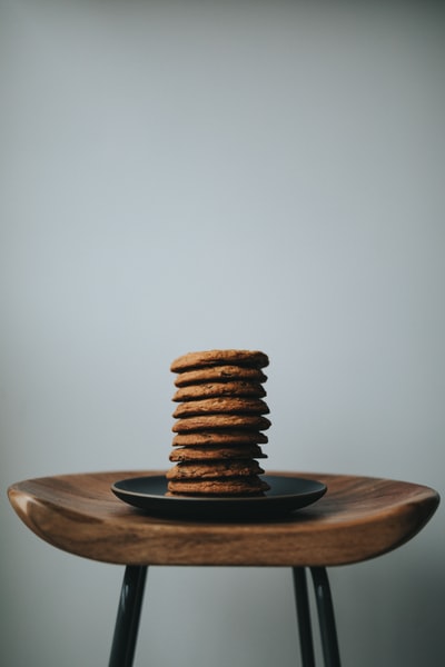 黑色陶瓷盘上的一堆棕色饼干